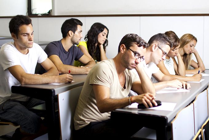 Cursos de Deep Learning: Estudiantes aburridos en un aula.